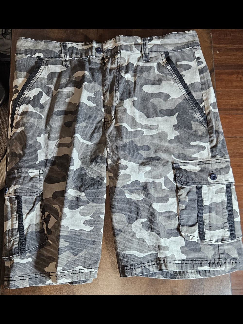 New Monument Size 34 black gray camo cargo shorts